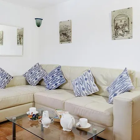 Sleeps 6 Pool Air Con Wifi